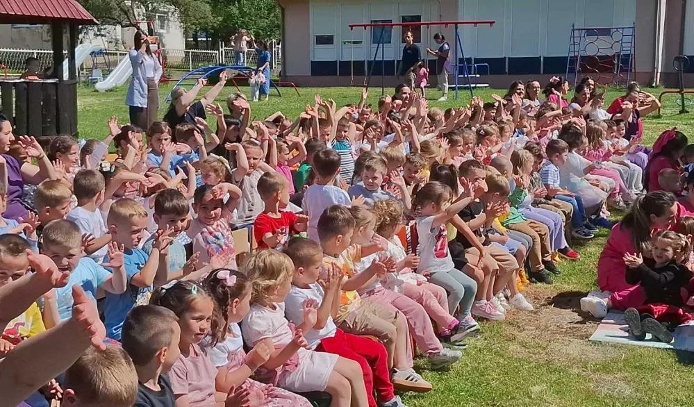 (FOTO/VIDEO) Кraj &scaron;kolske godine obilježen pjesmom i igrom