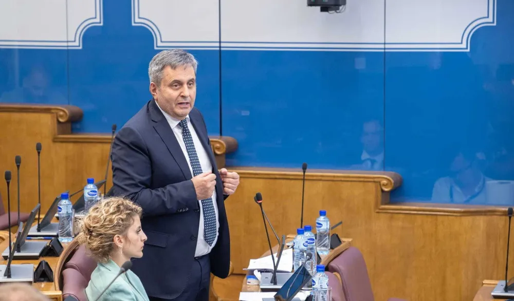 Zbog betonizacije obale, u skup&scaron;tini pale te&scaron;ke riječi