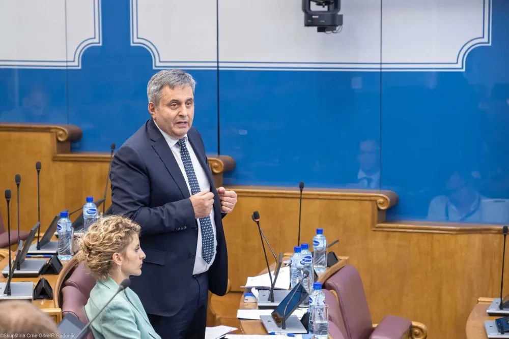 Zbog betonizacije obale, u skup&scaron;tini pale te&scaron;ke riječi
