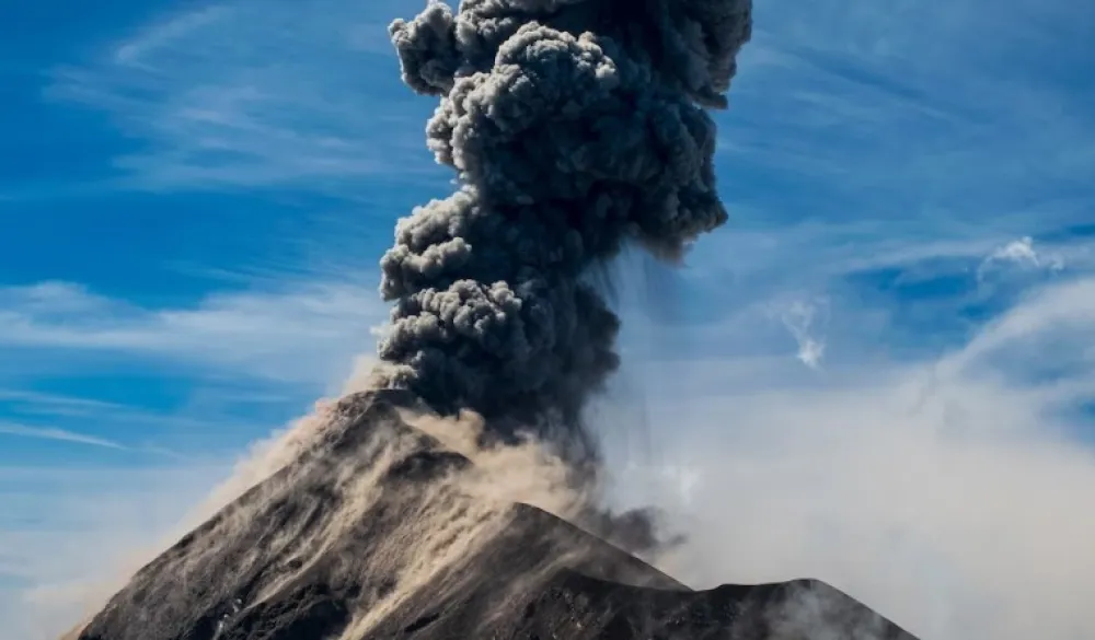 (VIDEO) Eruptirao vulkan Marapi, izbacio stup pepela visok dva kilometra