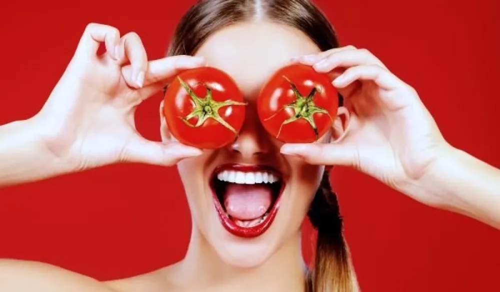 Paradajz na licu: Koristan za kožu ili samo popularan mit?