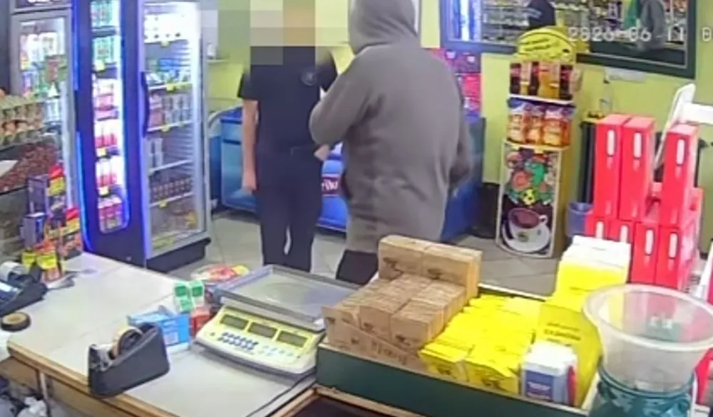 Drama u &Scaron;apcu: Vatrogasac savladao maskiranog razbojnika u prodavnici