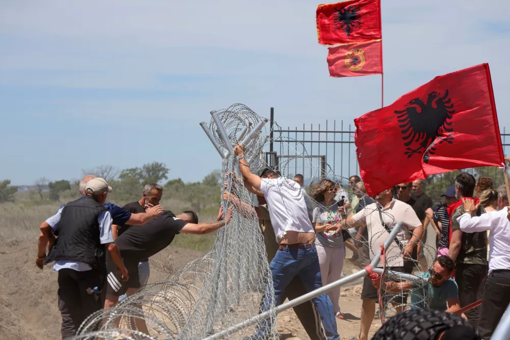 Albanija: Demonstranti sru&scaron;ili ogradu oko gradili&scaron;ta odmarali&scaron;ta Džareda Ku&scaron;nera