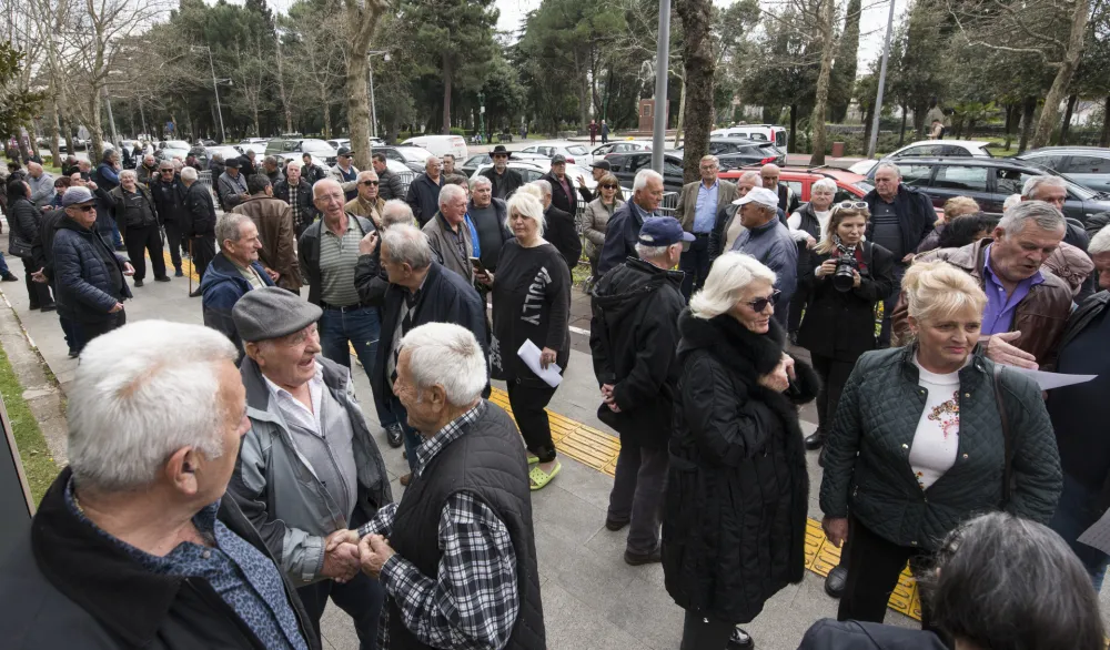 Otvoreno pismo penzionera Gutiću:&nbsp;Kad ima para za Rikija Martina, mora biti i za veće penzije