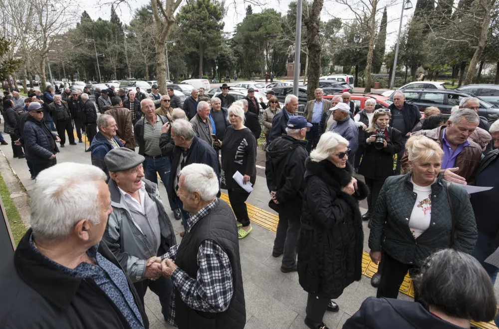 Otvoreno pismo penzionera Gutiću:&nbsp;Kad ima para za Rikija Martina, mora biti i za veće penzije