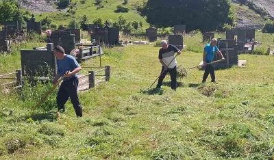 Mje&scaron;tani sela Po&scaron;ćenje organizovali akciju uređenja groblja: Slogu im u amanet ostavili preci