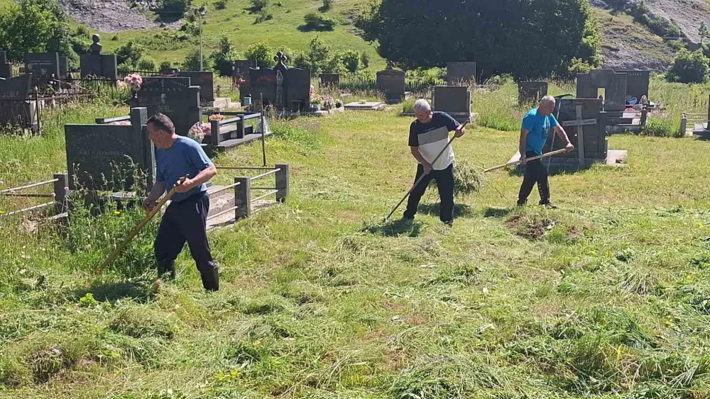 Mje&scaron;tani sela Po&scaron;ćenje organizovali akciju uređenja groblja: Slogu im u amanet ostavili preci