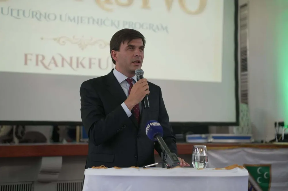 Azemović&nbsp;znanično u Kopenhagenu, nezvanično u Frankfurtu