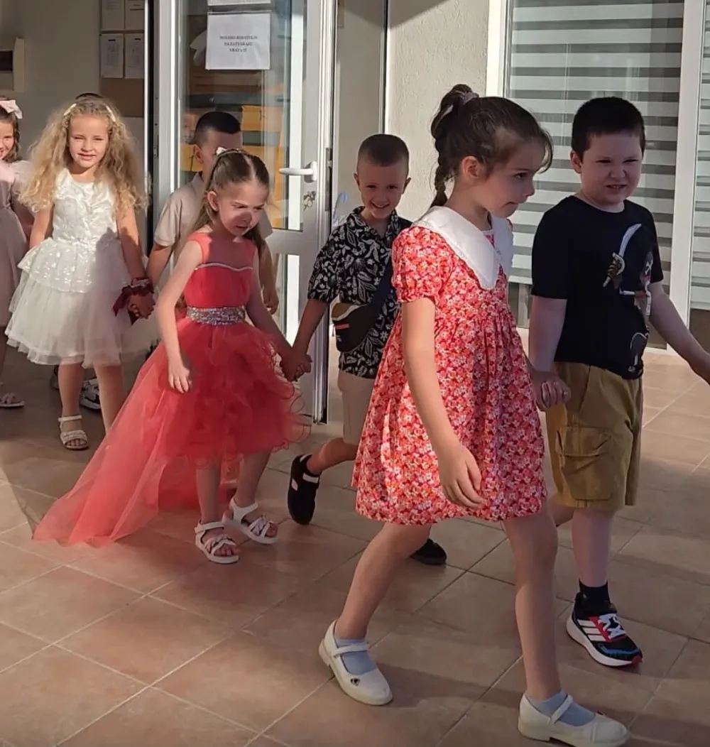 Djeca vrtića "Zvjezdani vrt" aplauzom ispraćena u &scaron;kolu