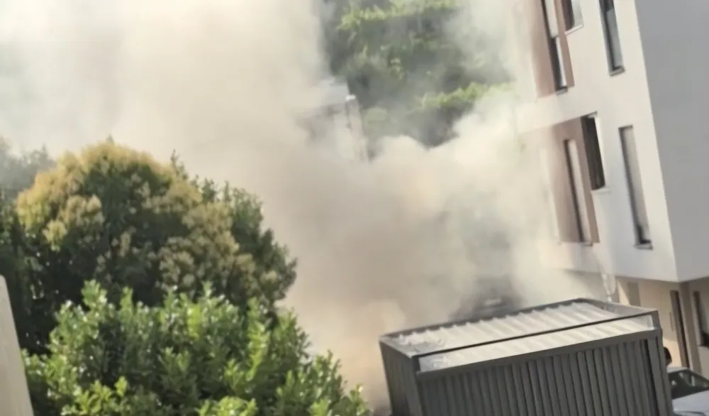 (VIDEO) Zapaljeno vozilo u Momi&scaron;ićima, istraga u toku
