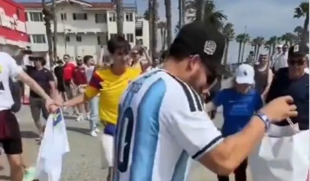 (VIDEO) Hit snimak iz Kalifornije: Navijači BiH zaigrali Užičko kolo, uključili se i stranci