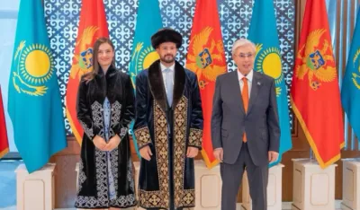 Milatović i supruga u tradicionalnom kazahstanskom &scaron;apanu tokom posjete Astani