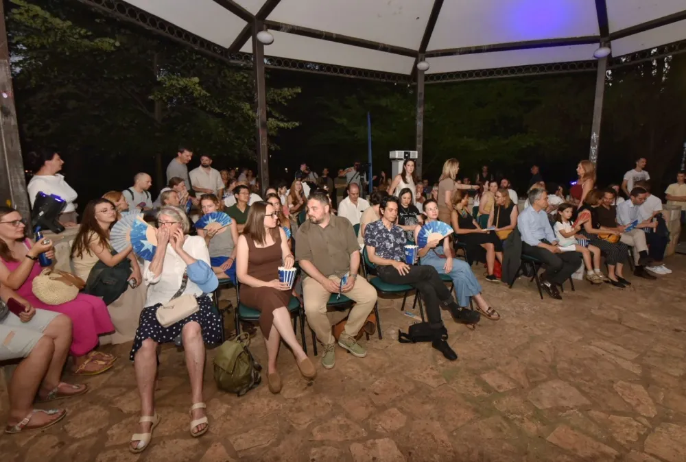 Publika pred početak projekcije u Njego&scaron;evom parku u Podgorici