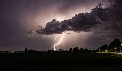 Jako nevrijeme pogodilo Nizozemsku, oluje izazvale požare, jedna osoba poginula