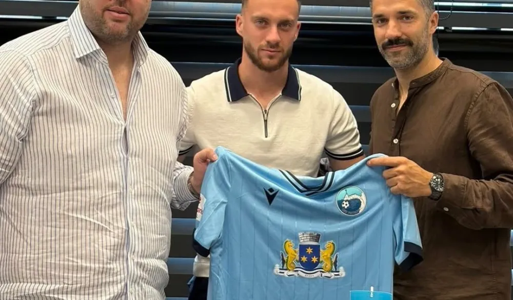 Striković oblači nebeskoplavi dres 
