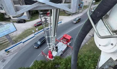 Kotor: Vatrogasci spasili paraglajdera koji je zavr&scaron;io u kro&scaron;nji drveta