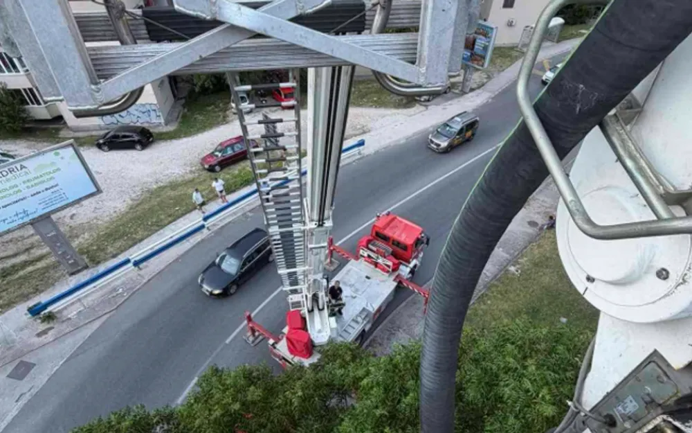 Kotor: Vatrogasci spasili paraglajdera koji je zavr&scaron;io u kro&scaron;nji drveta