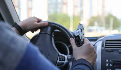 Paklene ulice u Beogradu: "Mercedesom" udario u kombi, pucao na vozača, povrijeđen motociklista
