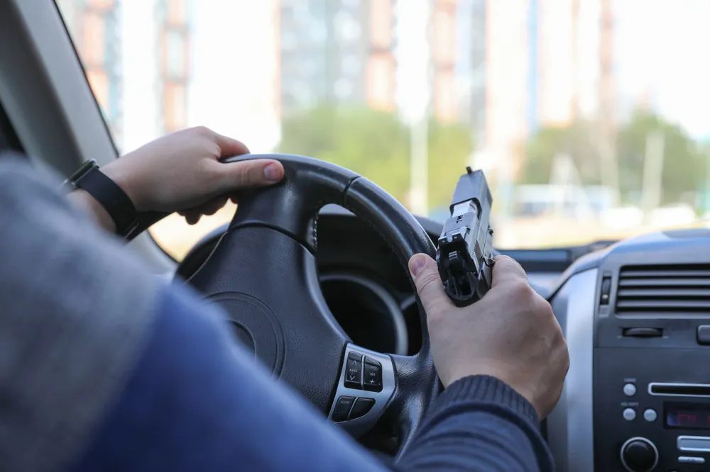 Paklene ulice u Beogradu: "Mercedesom" udario u kombi, pucao na vozača, povrijeđen motociklista