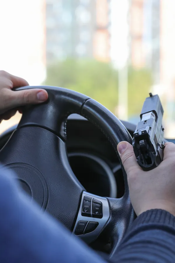 Paklene ulice u Beogradu: "Mercedesom" udario u kombi, pucao na vozača, povrijeđen motociklista