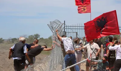Demonstranti sru&scaron;ili ogradu oko gradili&scaron;ta odmarali&scaron;ta Džareda Ku&scaron;nera