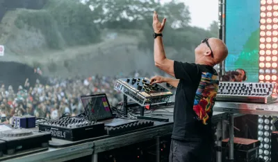 Čovjek techno-orkestar premijerno u Crnoj Gori: Stephan Bodzin 4. jula donosi svoj legendarni live nastup na Veliku plažu