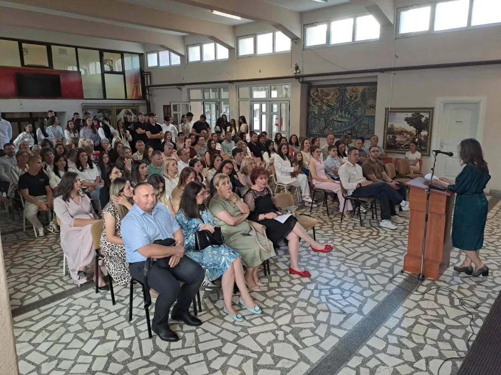 Gimnazija "Miloje Dobra&scaron;inović" nagradila najbolje diplomom "Luča": Hana Pućurica i Mina Bo&scaron;ković ponijele titulu đaka generacije