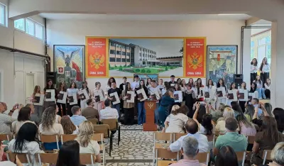 Gimnazija "Miloje Dobra&scaron;inović" nagradila najbolje diplomom "Luča": Hana Pućurica i Mina Bo&scaron;ković ponijele titulu đaka generacije