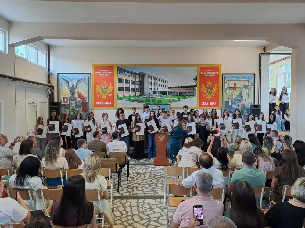 Gimnazija "Miloje Dobra&scaron;inović" nagradila najbolje diplomom "Luča": Hana Pućurica i Mina Bo&scaron;ković ponijele titulu đaka generacije