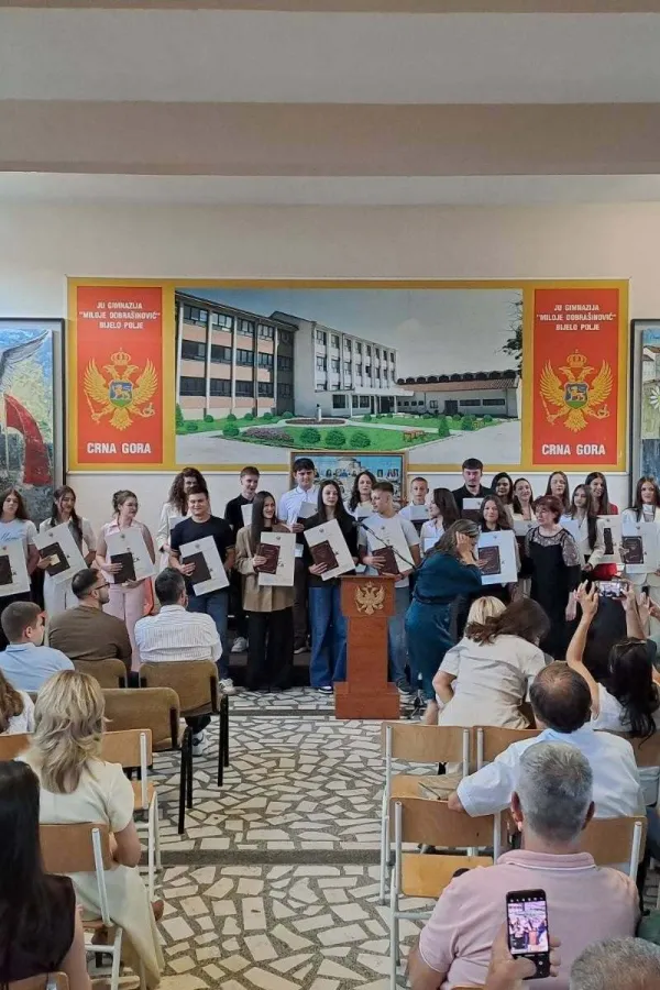 Gimnazija "Miloje Dobra&scaron;inović" nagradila najbolje diplomom "Luča": Hana Pućurica i Mina Bo&scaron;ković ponijele titulu đaka generacije