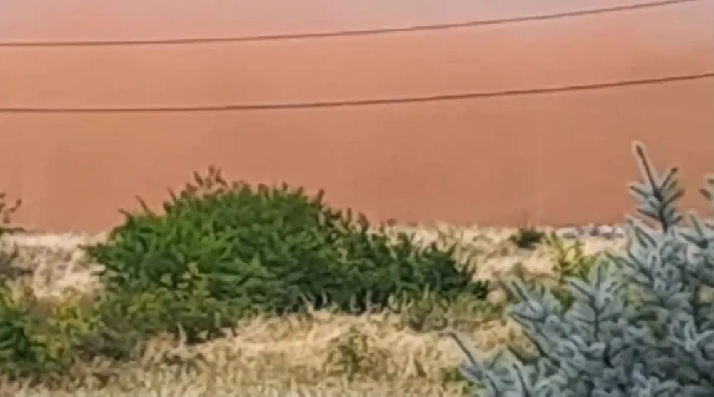 (VIDEO) Bazen crvenog mulja i dalje zadaje muke:&nbsp;Naselje u oblaku crvene pra&scaron;ine