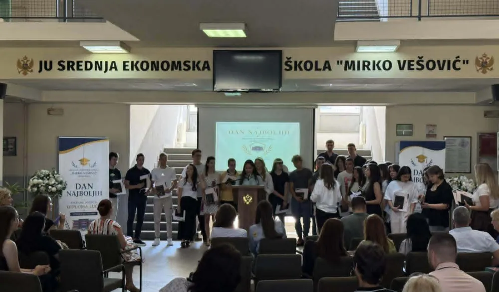 (VIDEO) SE&Scaron; &bdquo;Mirko Ve&scaron;ović&ldquo; uručila diplome &bdquo;Luča&ldquo;: Rad, znanje i uspjeh slavi 57 "lučono&scaron;a"