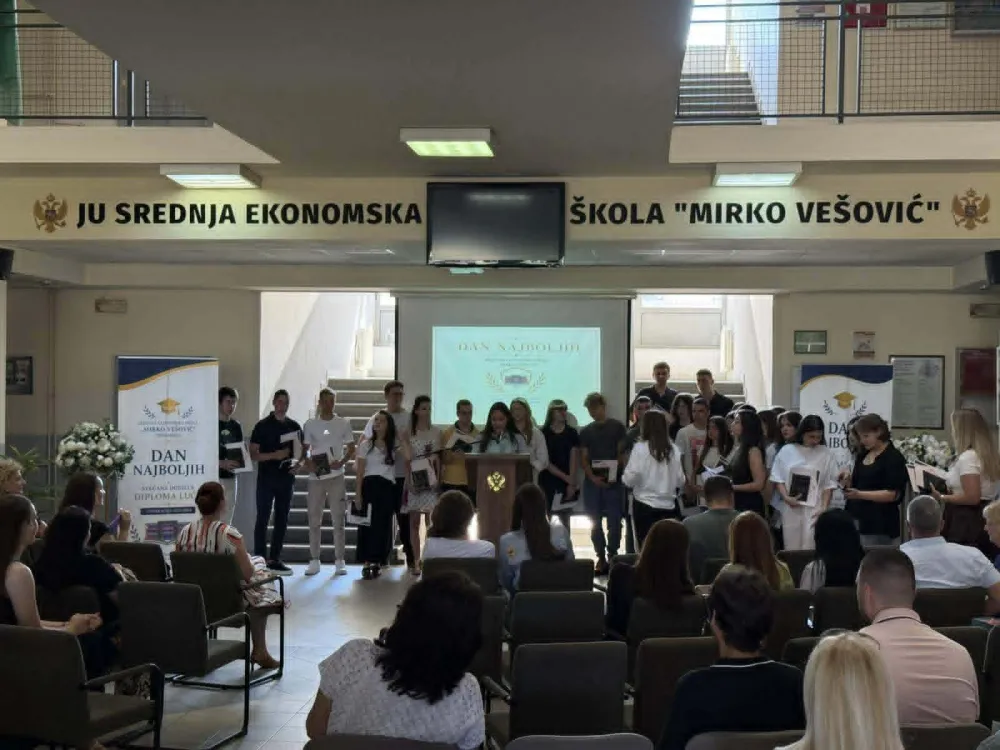 (VIDEO) SE&Scaron; &bdquo;Mirko Ve&scaron;ović&ldquo; uručila diplome &bdquo;Luča&ldquo;: Rad, znanje i uspjeh slavi 57 "lučono&scaron;a"