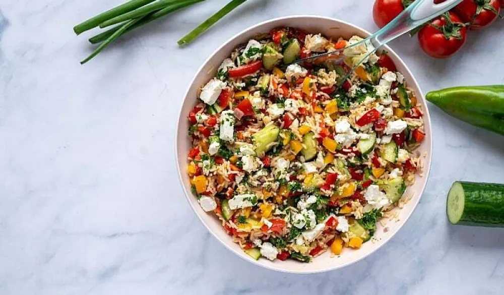 Mediteranska&nbsp;salata&nbsp;s rižom lagani ljetnji obrok