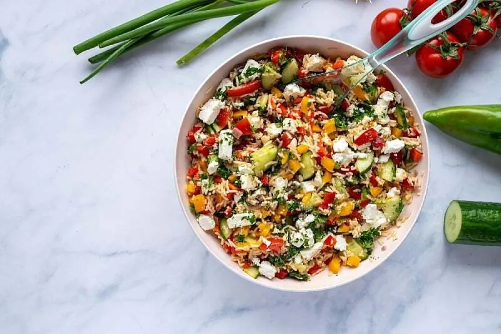 Mediteranska&nbsp;salata&nbsp;s rižom lagani ljetnji obrok