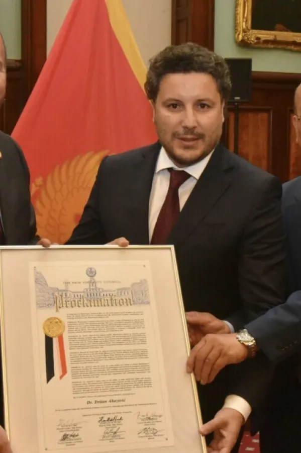 Abazoviću uručeno specijalno priznanje počasni građanin Njujorka: Neka vječno gori vatra na Kipu slobode