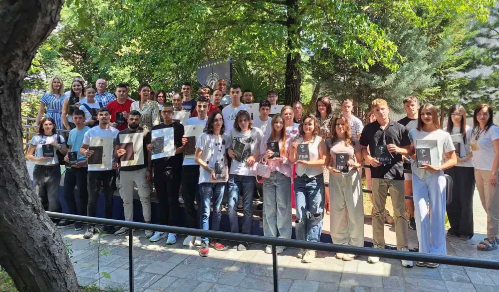 Srednja elektrotehnička &scaron;kola "Vaso Aligrudić" uručila 14 "Luča"