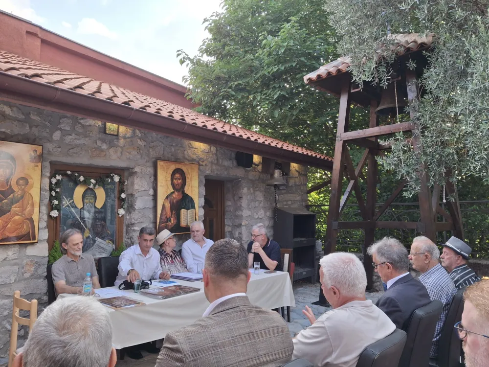 Detalj s dodjele nagrada u porti Manastira Sv. Simeon Mirotočivi