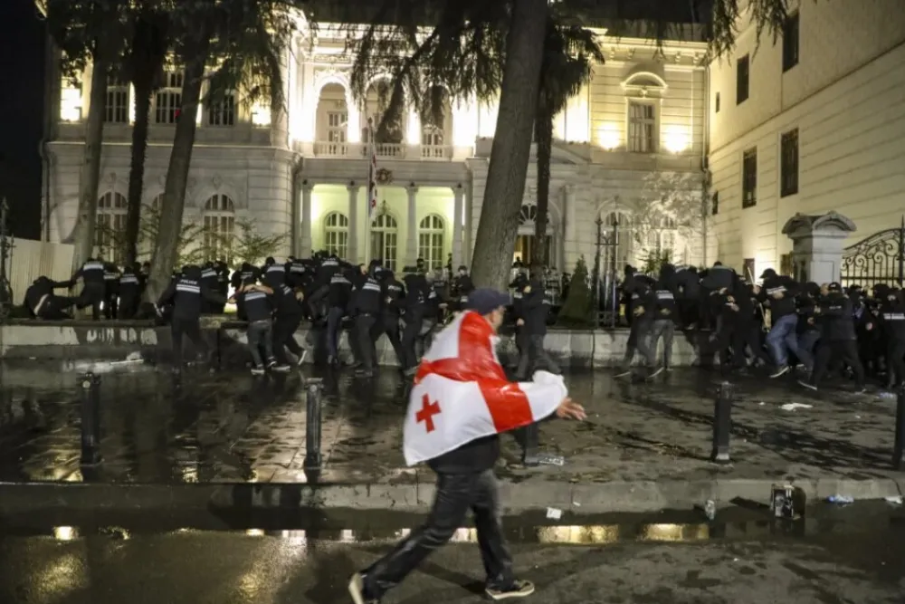 (VIDEO) Op&scaron;ta tuča poslanikau gruzijskom parlamentu, radile pesnice