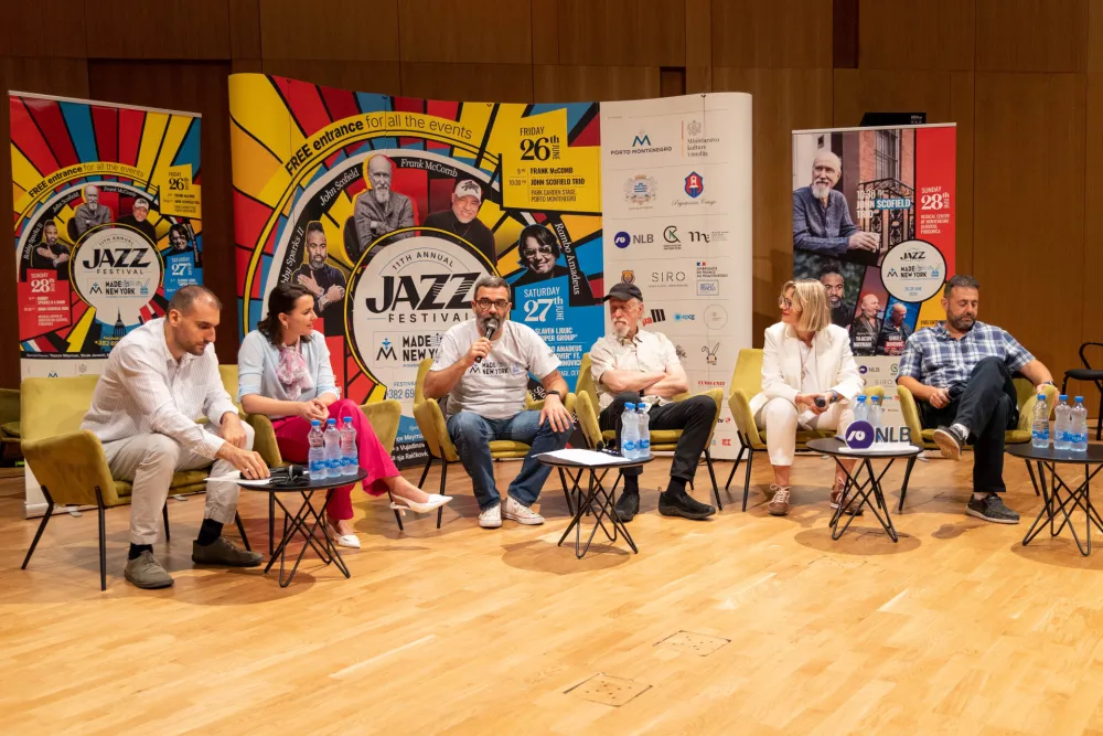 Učesnici konferencije za novinare u MCCG