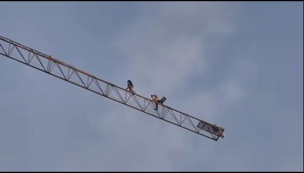 Perazića Do: Dvije mlađe osobe popele se na toranjsku dizalicu da bi snimile video za dru&scaron;tvene mreže