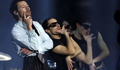 BHari Stajls nakratko prekinuo nastup u Londonu: Pjevač se tokom koncerta zagrcnuo vodom i pao na pozornicu