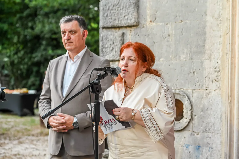 Vjeran korijenima, izvajao svjetske kulturne veze