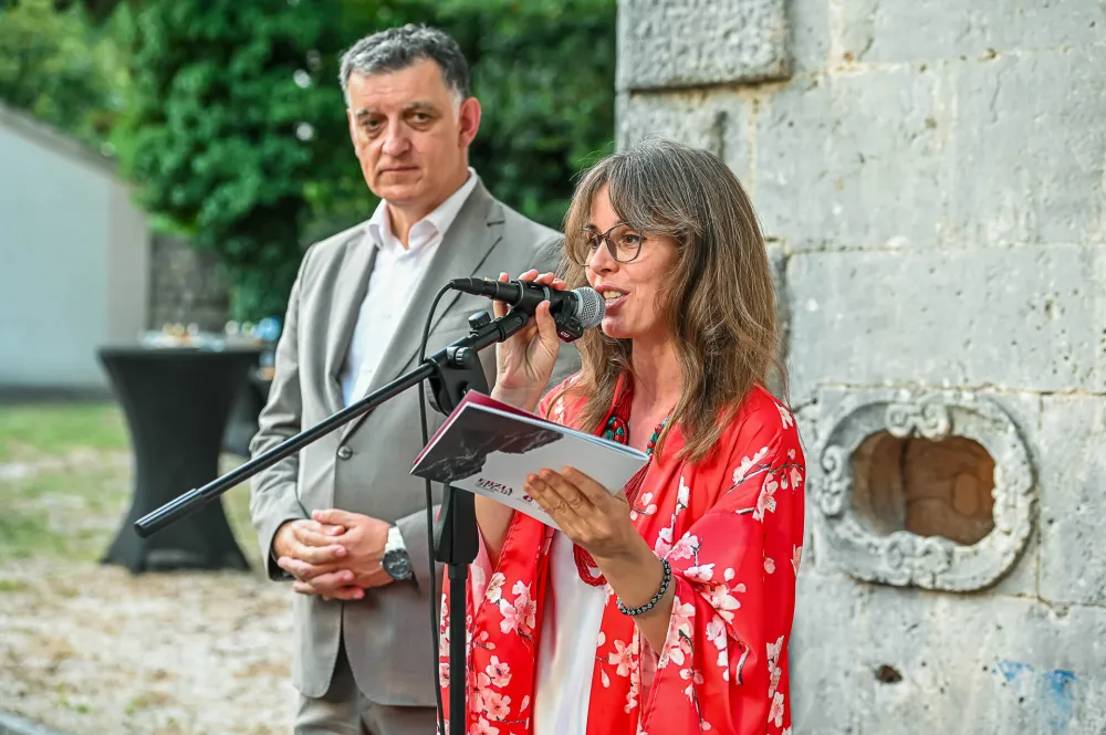 Vjeran korijenima, izvajao svjetske kulturne veze