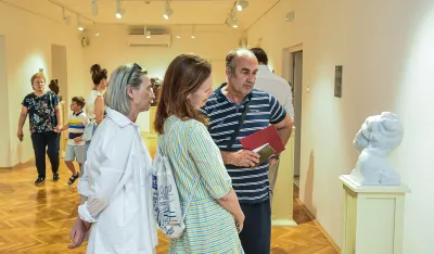 Vjeran korijenima, izvajao svjetske kulturne veze