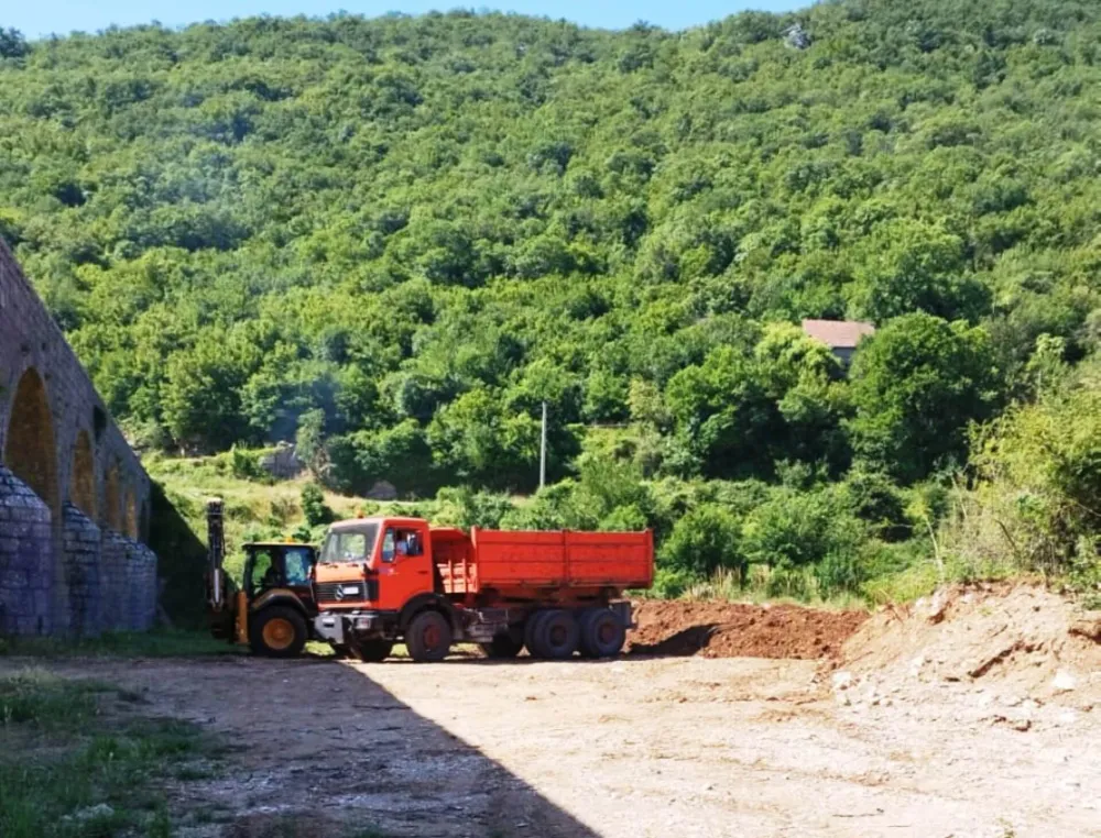 Радови на уређењу платоа код Царевог моста