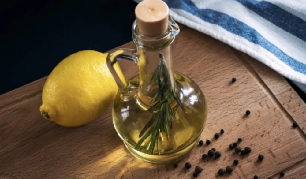 Da li je popularan napitak od maslinovog ulja i limunovog soka zaista dobar za zdravlje?