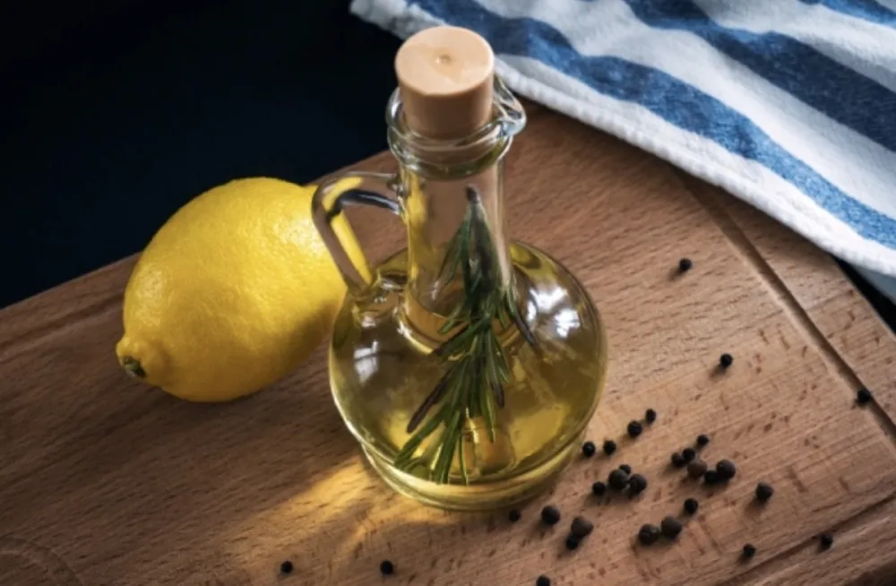 Da li je popularan napitak od maslinovog ulja i limunovog soka zaista dobar za zdravlje?