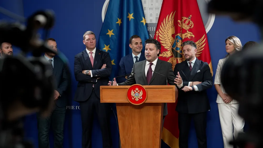 (VIDEO) Abazović: Glasanje za Ustav klikom na taster, medveđa usluga Crnoj Gori