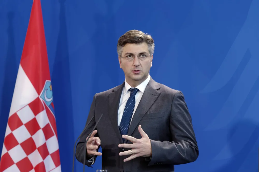 Plenković doživio sudar: Vozilo iz pratnje udarilo u automobil hrvatskog premijera